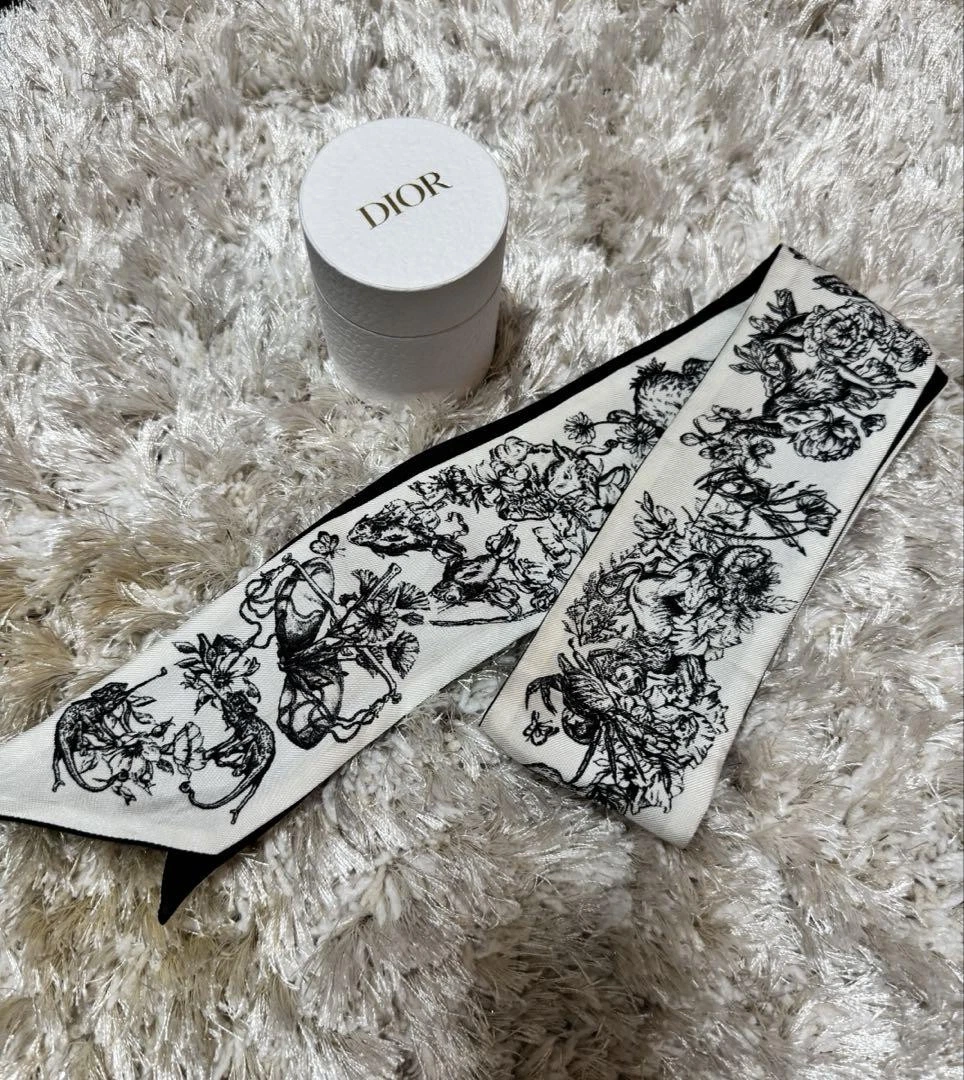 Authentique foulard Christian Dior 100% soie blanc noir motif animal toutes saisons