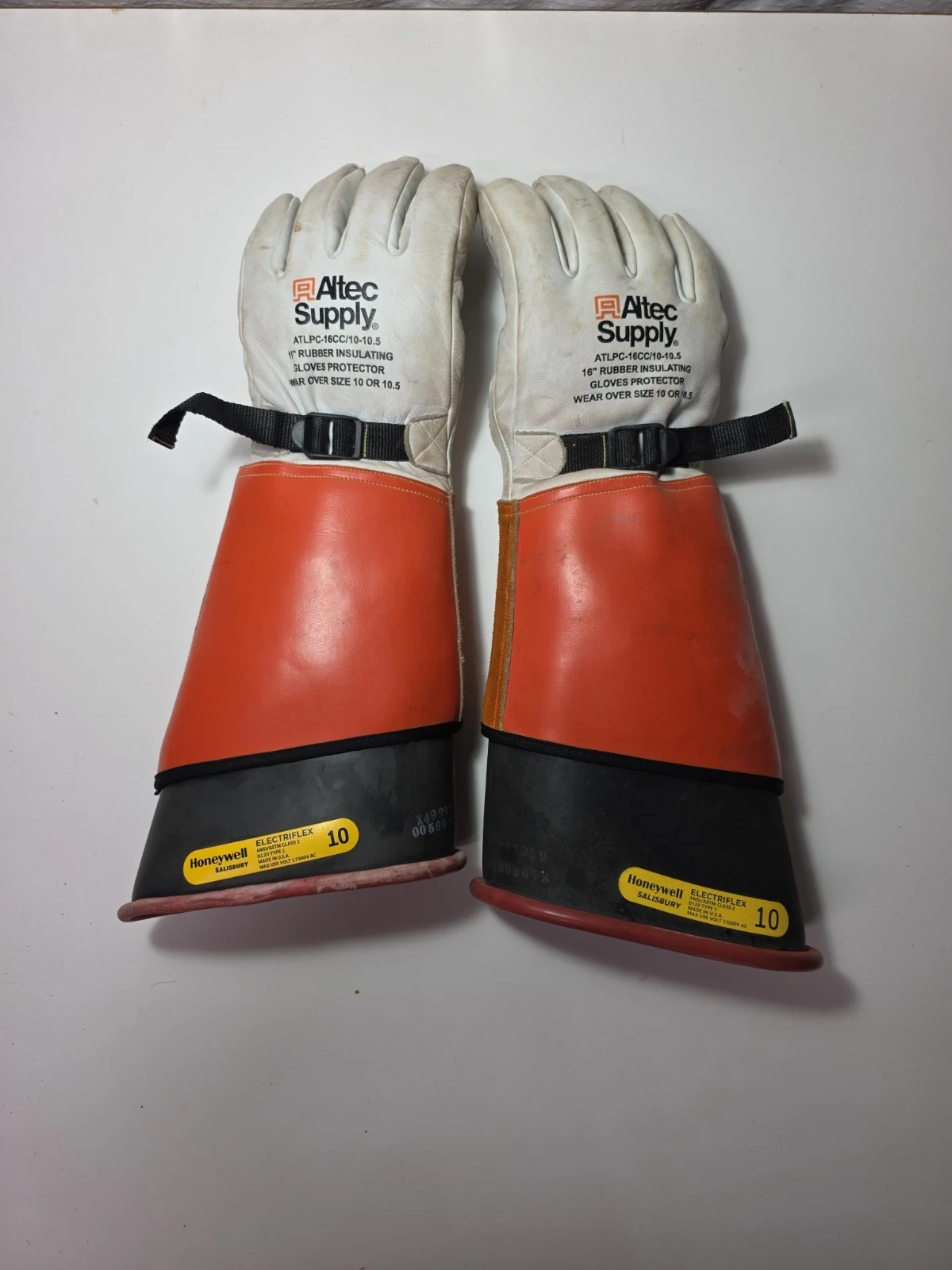 Altec Supply 16in Rubber Insulating Glove Protector with Rubber Gloves Size 10
Opens in a new window