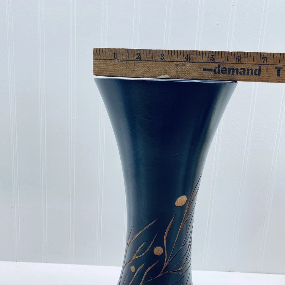 Jarrón vintage de mango tallado con patrón floral de 14" de alto 6” de ancho negro tiffin Foto 3 de 4