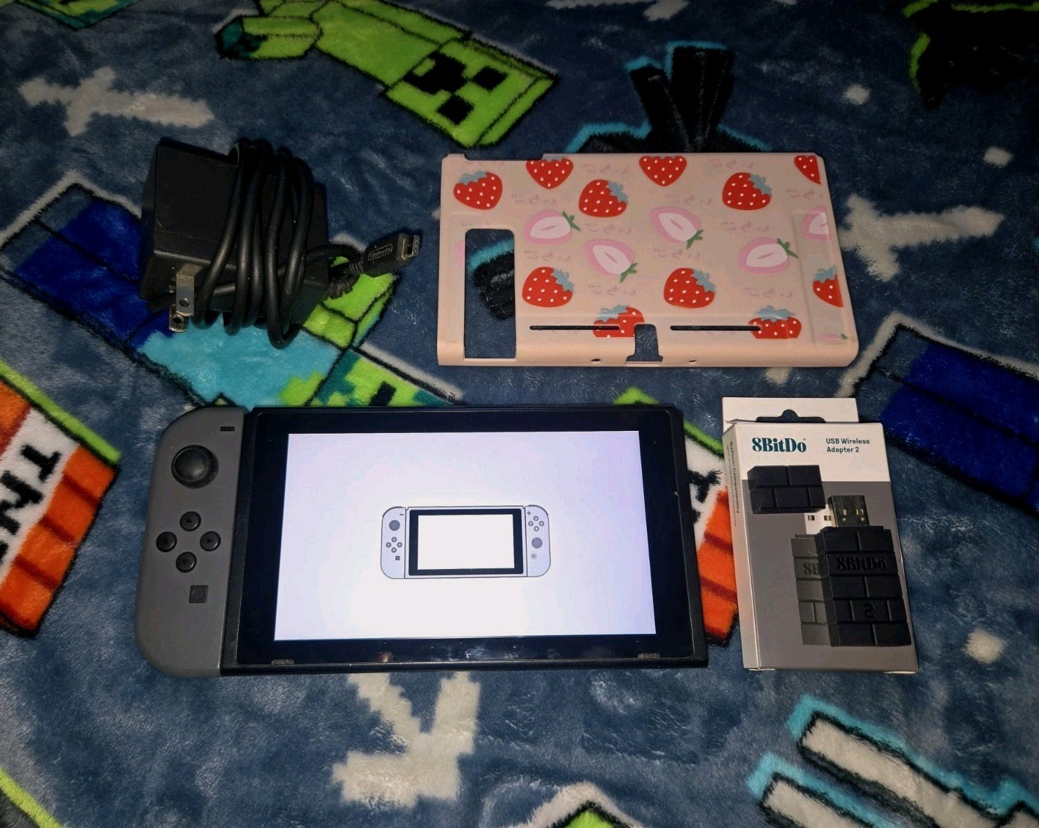 Nintendo Switch V1 Gray – 1 Joy-Con – Charger + 8BitDo Adapter + Case