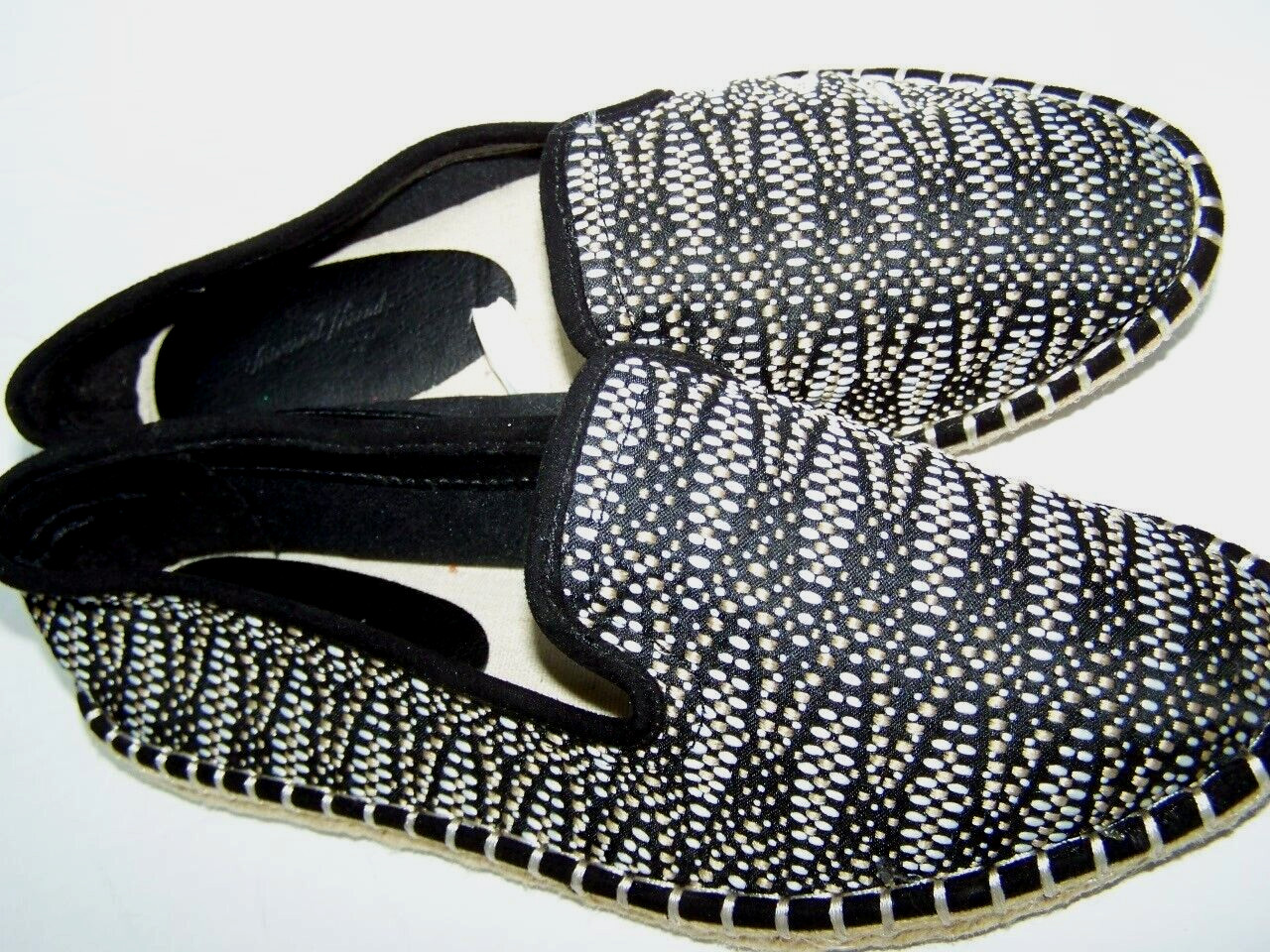 NEW in Box Universal Thread Women's Shoes sz 6.5M Carly Woven Flats Black white