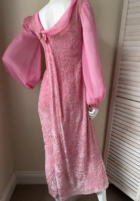 Wunderschönes handgefertigtes 60er Jahre rosa strukturiertes Abendkleid mit Chiffonausschnitt UK 8