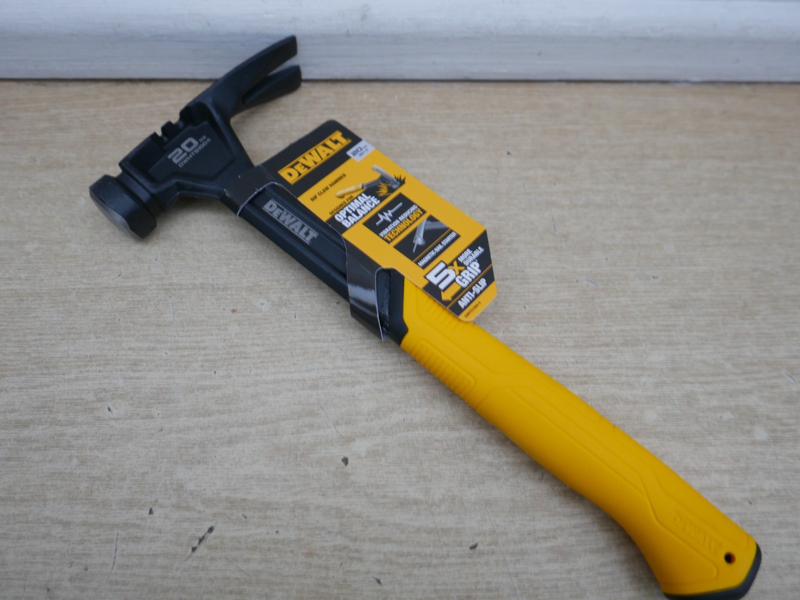 DeWALT DWHT51004-0 20oz STRAIGHT RIPPING CLAW HAMMER