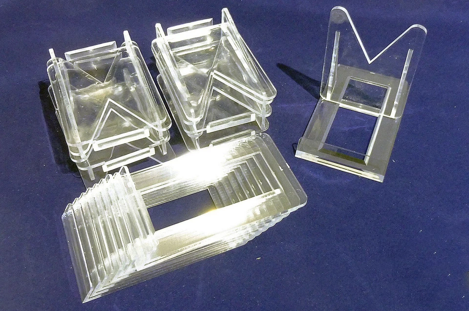 10 Supporti in plastica per pietre minerali targhe fossili e collezioni