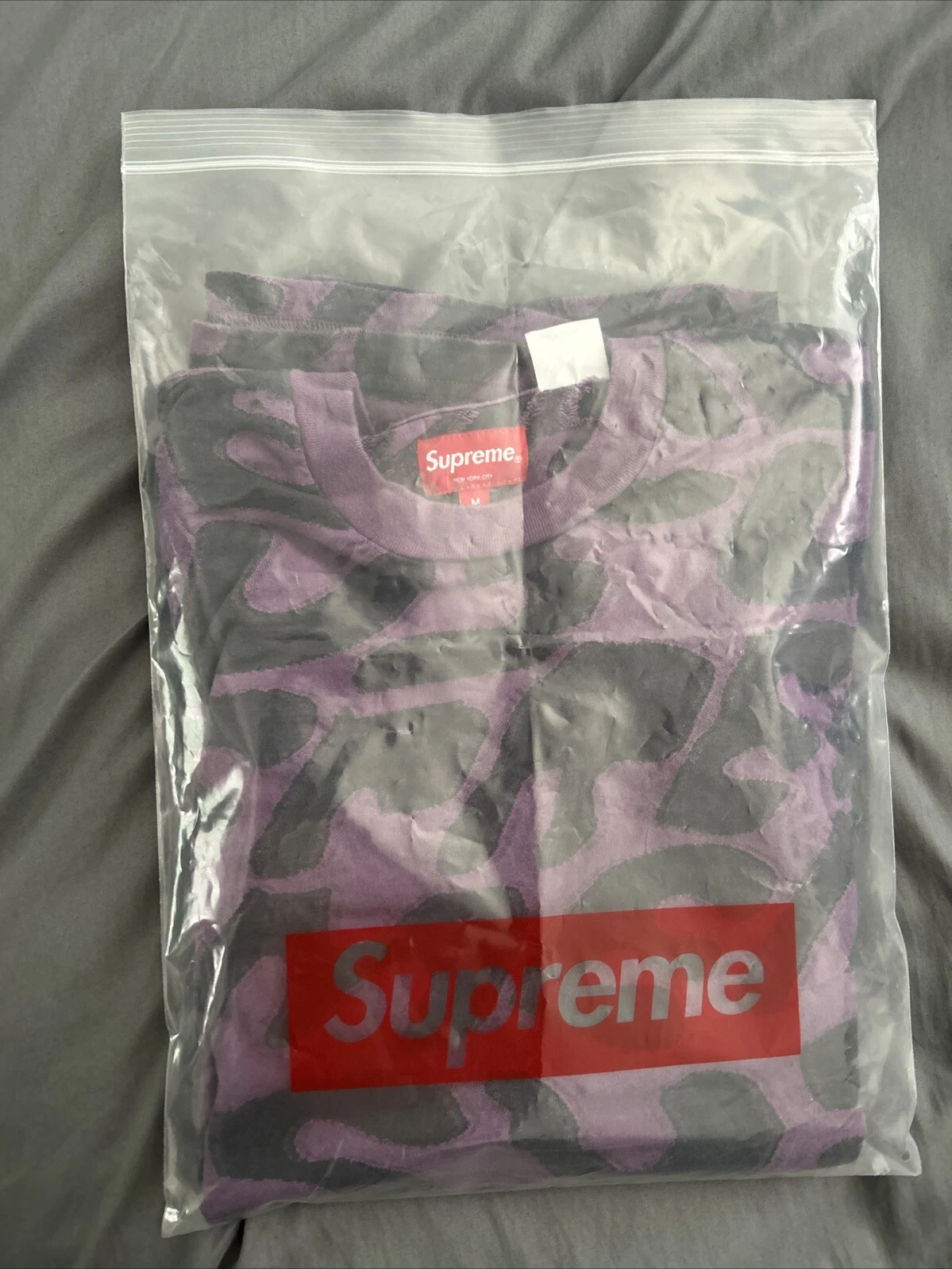 Haut à manches courtes SUPREME Stacked Script Intarsia. SS23 DustyPurp. Taille M