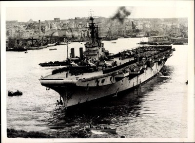 Foto Britisches Kriegsschiff, Flugzeugträger HMS Warrior im Hafen... - 11324514