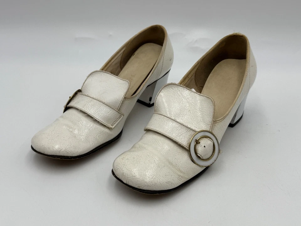 Lote de 5 pares de zapatos de charol vintage de los años 60/70 para niñas accesorios exhibición de museo Foto 2 de 4