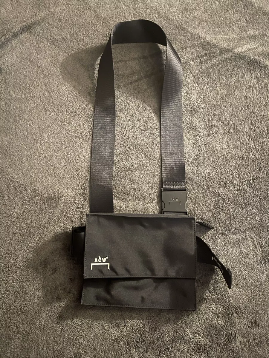 A cold cheap wall messenger bag