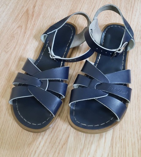 Salt Water The Original Sandale von Hoy Shoes Gr. 5 Damen/Big Kid marineblau flache Schuhe
