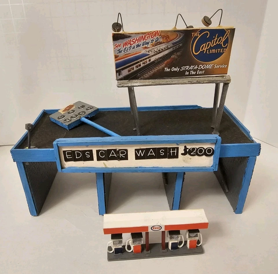 HO Scratch Built 3 bahías autoservicio lavado de autos con valla publicitaria y 3 autos Foto 4 de 4
