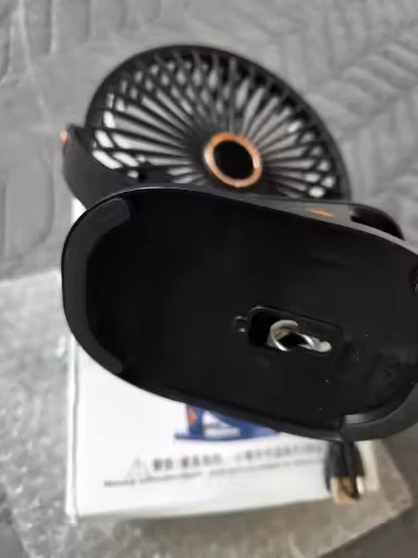 Ventilador portátil de escritorio recargable silencioso de 5 velocidades con clip Foto 4 de 4