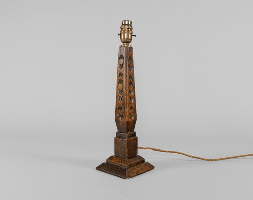 Vintage 30er Jahre rustikale handgeschnitzte englische Eichenholz Tisch oder Nachttischlampe