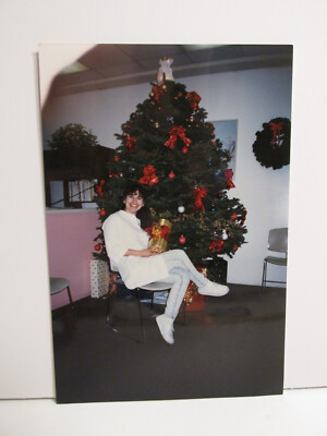1980S VINTAGE FOUND PHOTOGRAPH COLOR ART PHOTO SEXY YOUNG WOMAN CHRISTMAS @ WORK