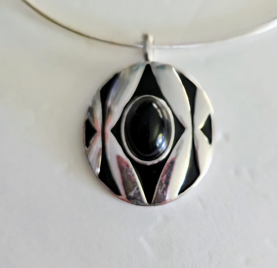 Collar Gargantilla Torgue Liz Claiborne con Colgante Ovalado Tono Negro/Plata Foto 2 de 4