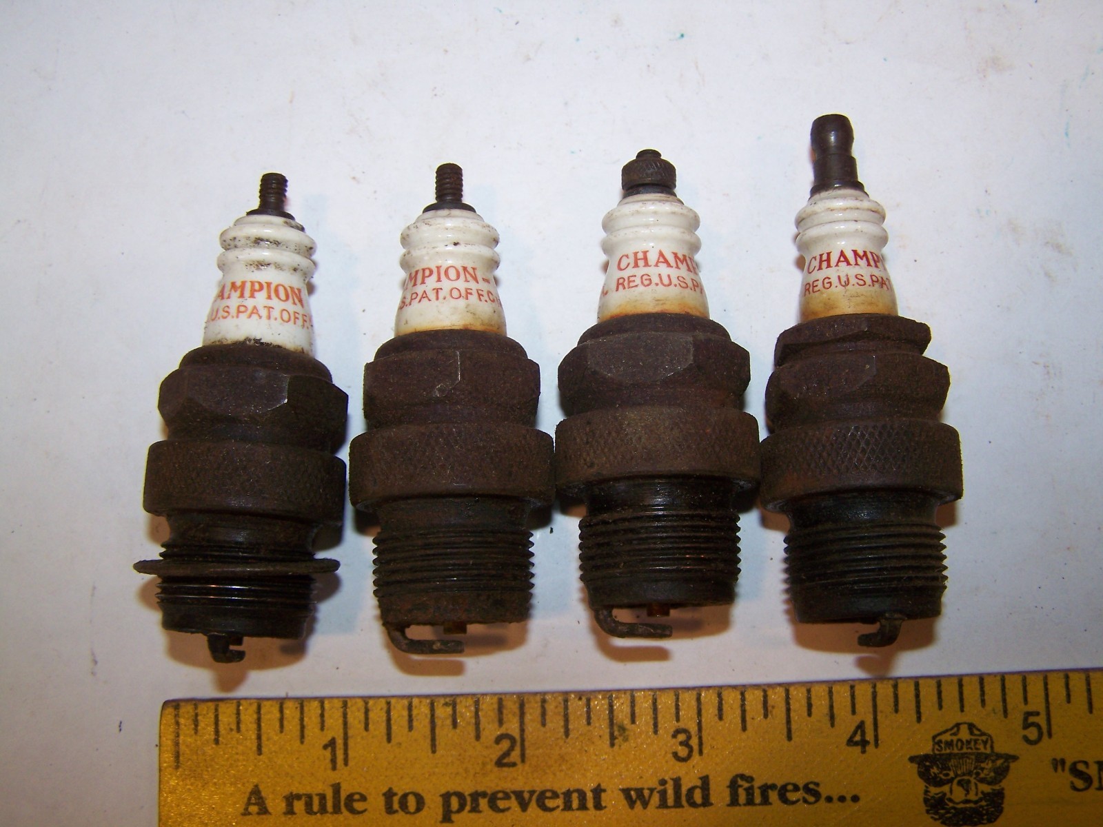 Lot of 4 VINTAGE EARLY Rare CHAMPION 0 Com 1 Com Spark Plug Car Memorabilia