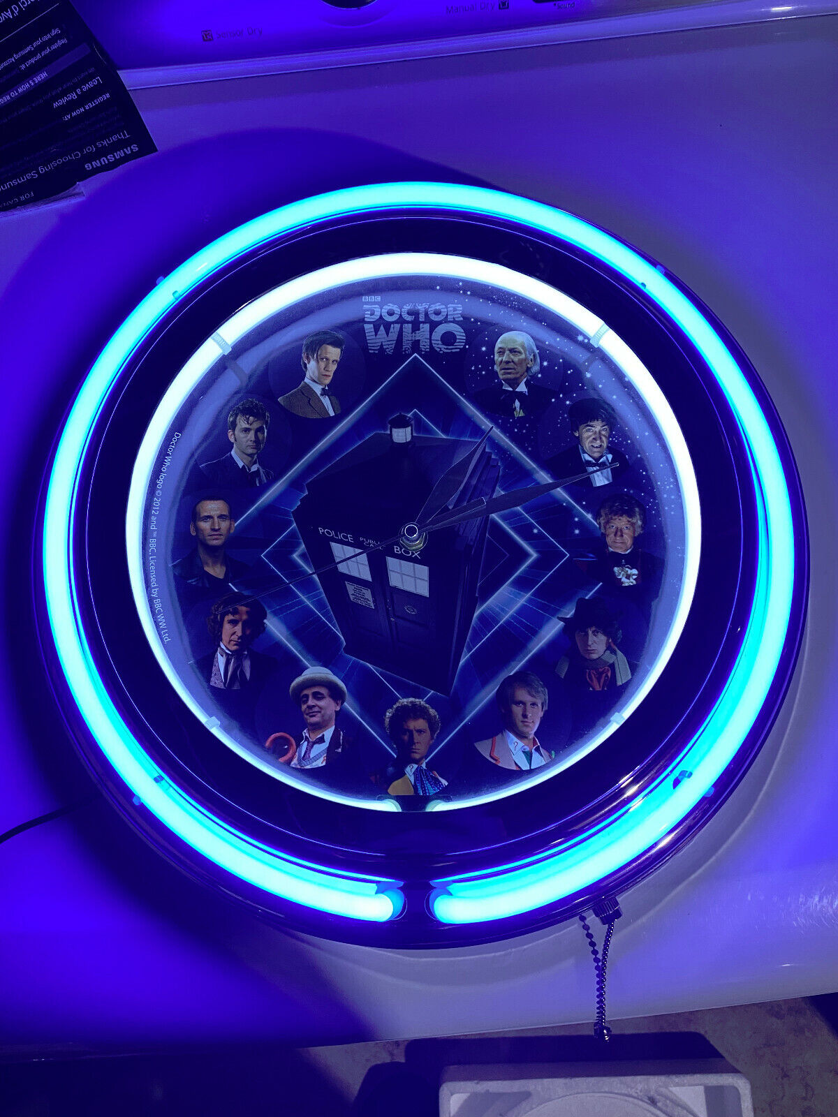 DOCTOR WHO DOUBLE NEON CLOCK featuring first 11 Doctors with BOX working USED actieprijs:
