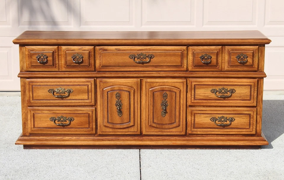 Cómoda de roble Broyhill Premier vintage - gabinete de almacenamiento de madera maciza de 9 cajones Foto 2 de 4