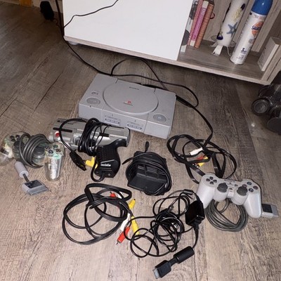 Sony PlayStation 1 PS1 Konsole Grau PAL mit 2 Controllern & Kabeln (SCPH-102)