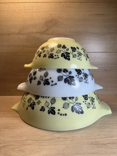PYREX GOOSEBERRY CINDERELLA MIXING BOWL SET 444,443, 442 Yellow Black White