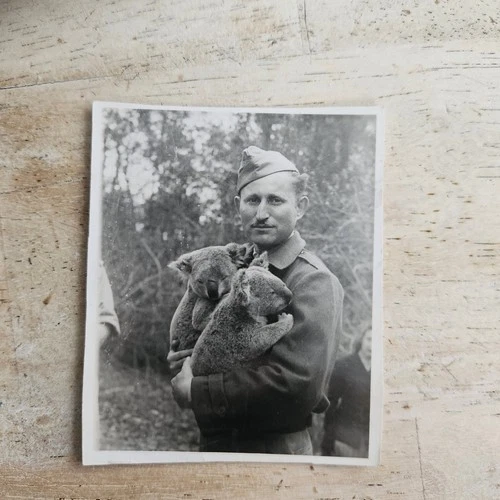 1940'S VINTAGE 1940'S  AMERICAN SOLDIER MAN HOLDING KOALAS BEARS WW2 PHOTO