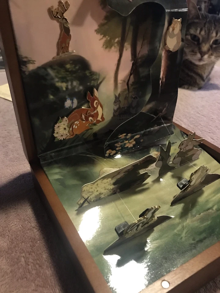 Disney Happiest Celebration Bambi Thumper Flor Ciervo En Caja Diorama Pin Set RARO Foto 4 de 4