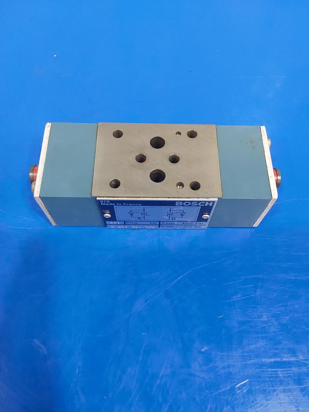 Bosch 0 811 324 100 Manifold Check Valve Block 0811324100