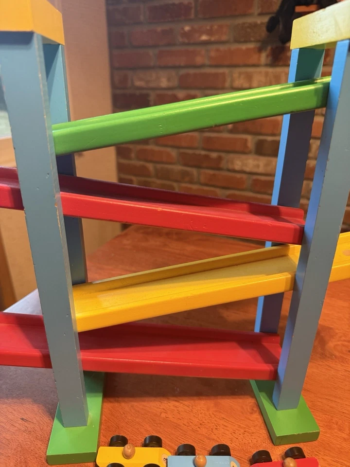 Rampa de coche de madera de 4 niveles pista de carreras - Incluye 8 coches de juguete de madera rojo, azul, verde Foto 3 de 4