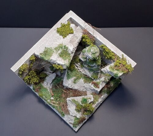 Abandoned jungle temple diorama display - 15x15cm handmade & handpainted - Picture 7 of 11