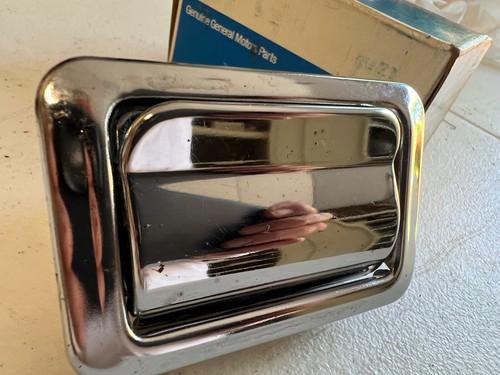 NOS GM Camaro 1969 -1984 Rear Quarter Ashtray # 8795489 - Picture 6 of 7