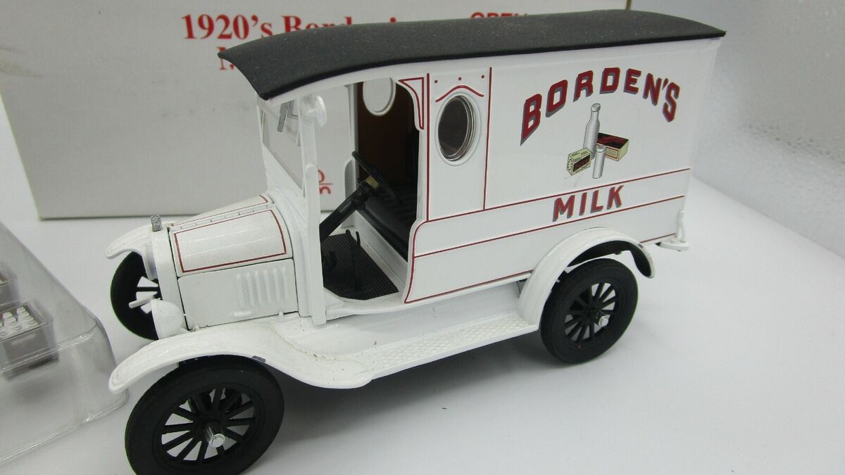 Danbury Mint 1955 White 3014WLB Borden Milk 1:24 Scale