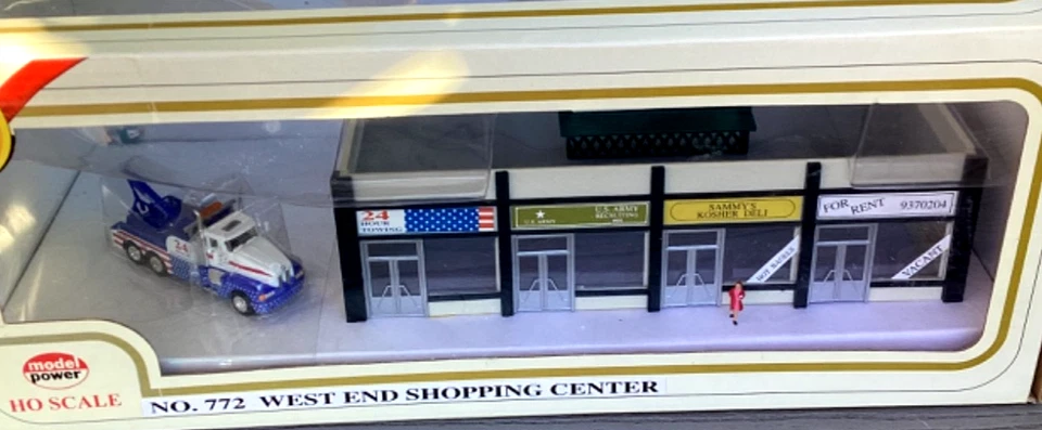 MODEL POWER 1/87 HO WEST END SHOPPING CENTRE W/ LIGHTS, 2 FIGURES, TOW TRUCK 772 - Image 2 of 4