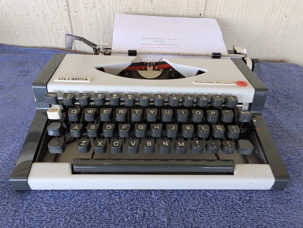 Olympia Traveller Typewriter In Collectible Typewriters for sale