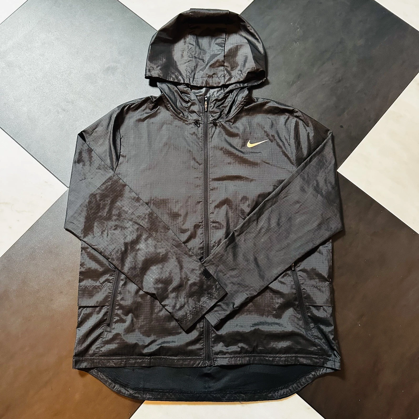 Nike WMNS Essential Repel Reflective Running Jacket Windrunner Black Large