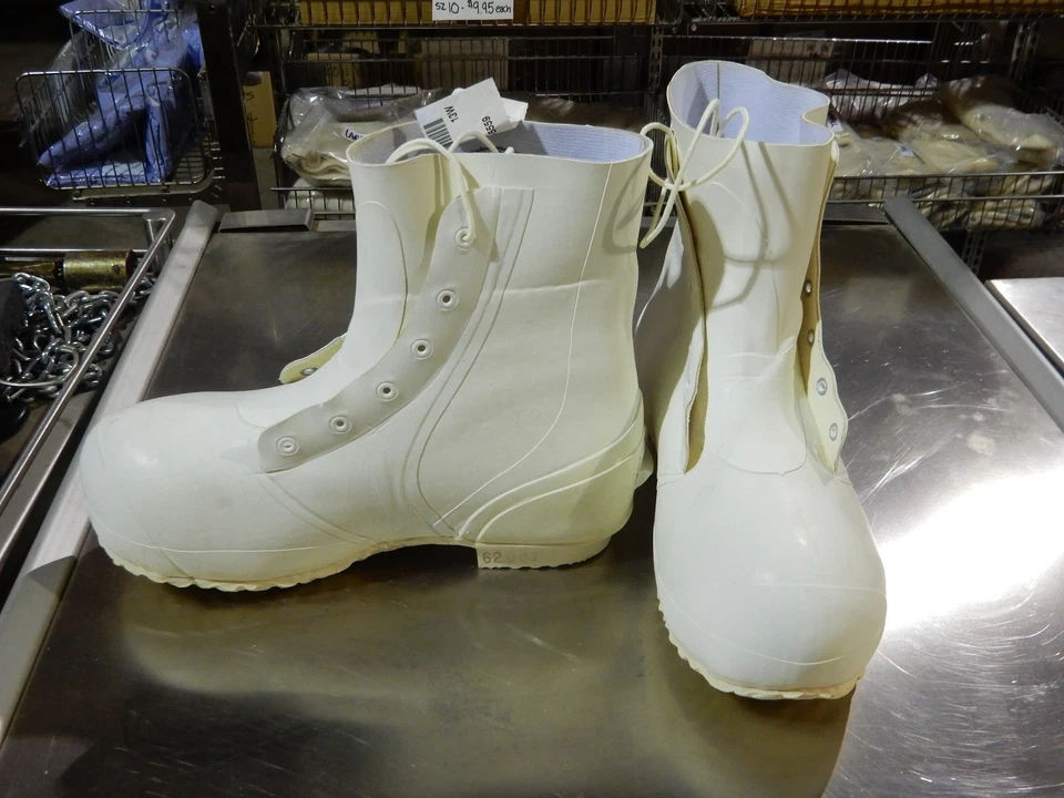 Botas militares de EE. UU. MICKEY MOUSE Temperatura Fría Extremada, BLANCAS, ¡Botas de conejito sin usar! Foto 2 de 4