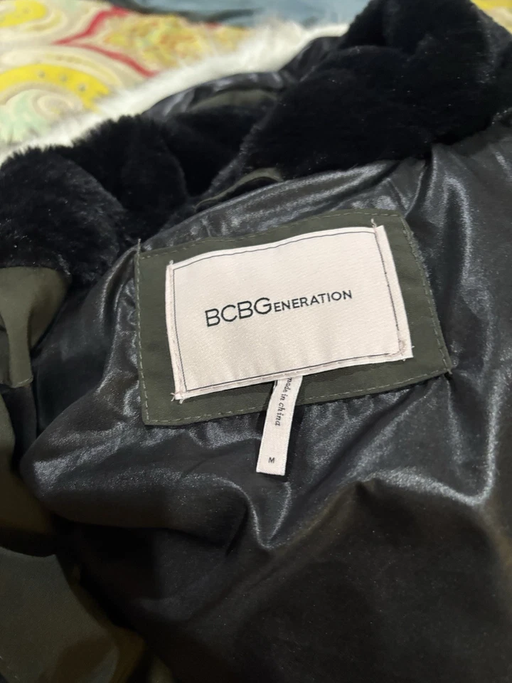 Abrigo parka con capucha ribete de piel para mujer BCBGeneration talla mediana nuevo con etiquetas Foto 3 de 3