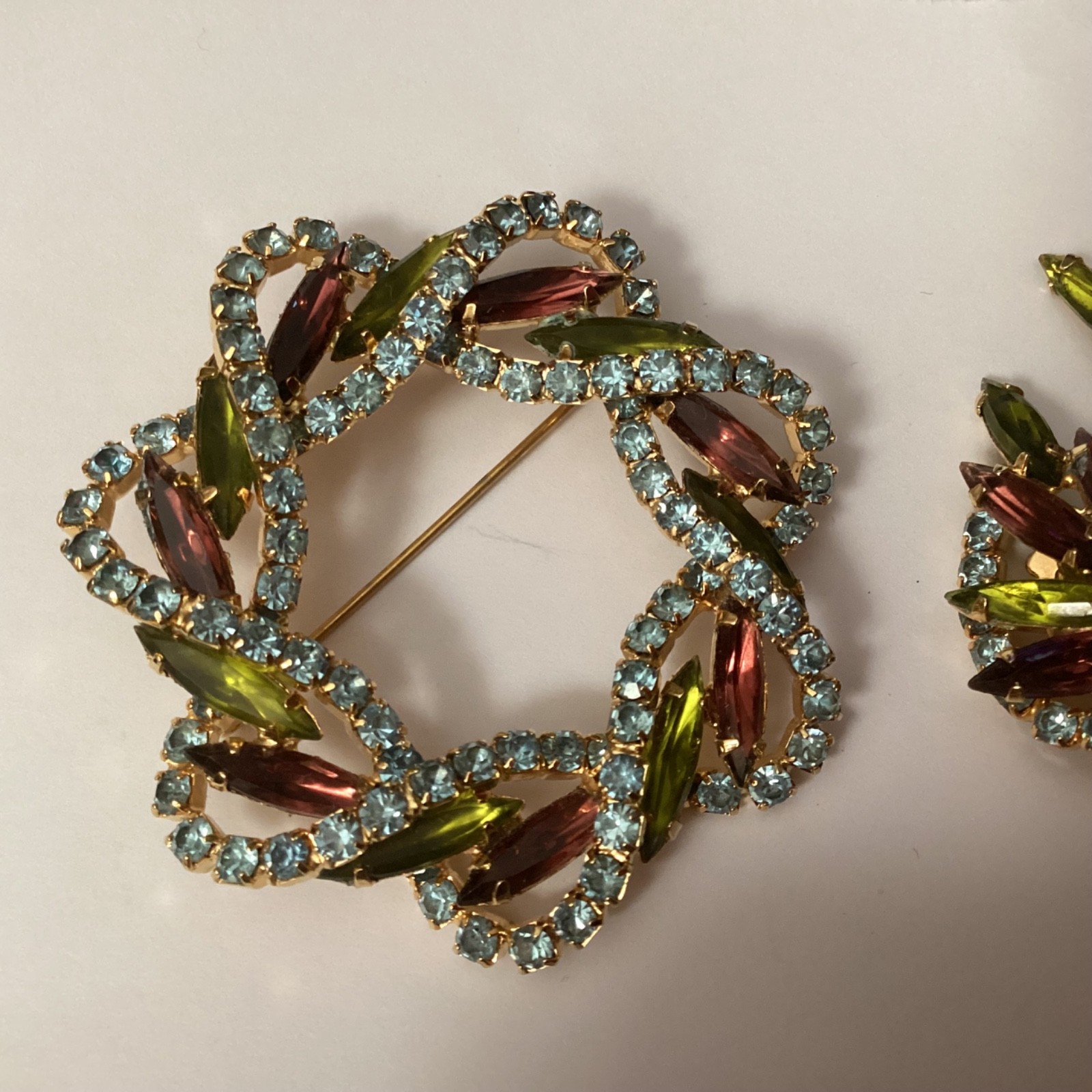 Gorgeous Unsigned Vtg Multicolored Rhinestone Sta… - image 2