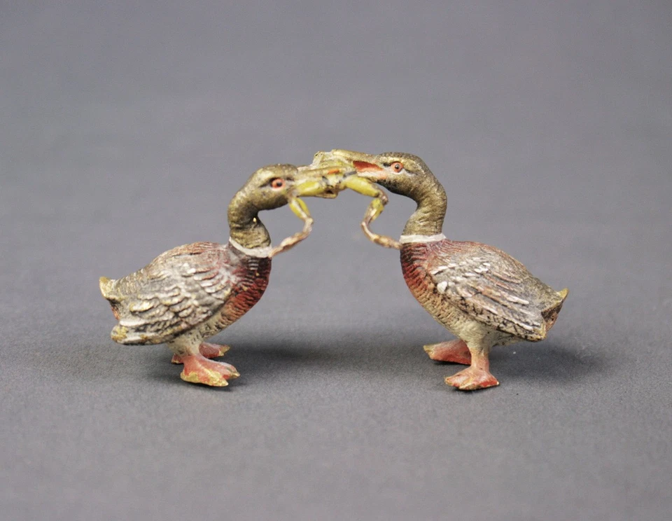 Wiener Bronze. Zwei Gänse streiten um Frosch. Kleinplastik. Tiergur. Um 1900. - Bild 2 von 4