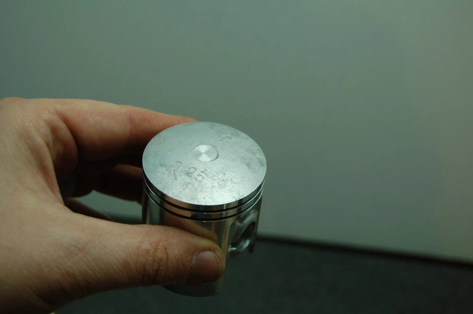 PISTÓN ORIGINAL SUZUKI 12110-40200-025 +.025 GRAN TAMAÑO 1979-1981 RM100 50,25 MM NUEVO DE STOCK Foto 3 de 4