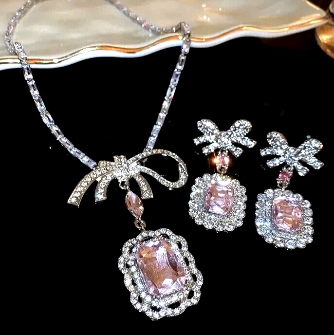 Conjunto de collar y pendientes gargantilla Betsey Johnson diamantes de imitación lazos rosas brillantes JOYA Foto 3 de 4