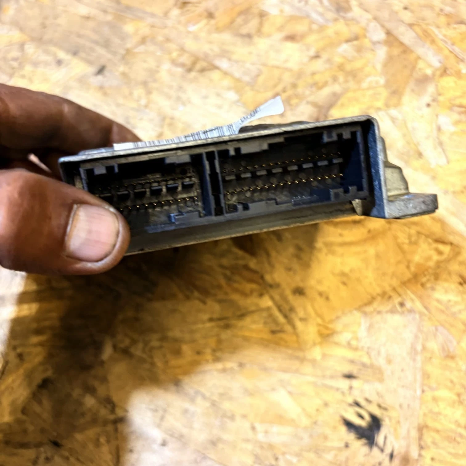 Peugeot 407 SRS module connector and mounting view