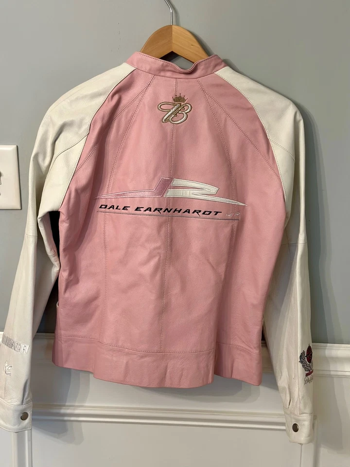 Jaqueta Feminina de Couro Rosa Branca Dale Earnhardt Jr NASCAR Wilson Tamanho Pequeno - Imagem 4 de 4