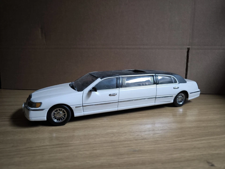 1/18 Lincoln Town Car Limousine 1999 Sun Star - Immagine 3 di 4