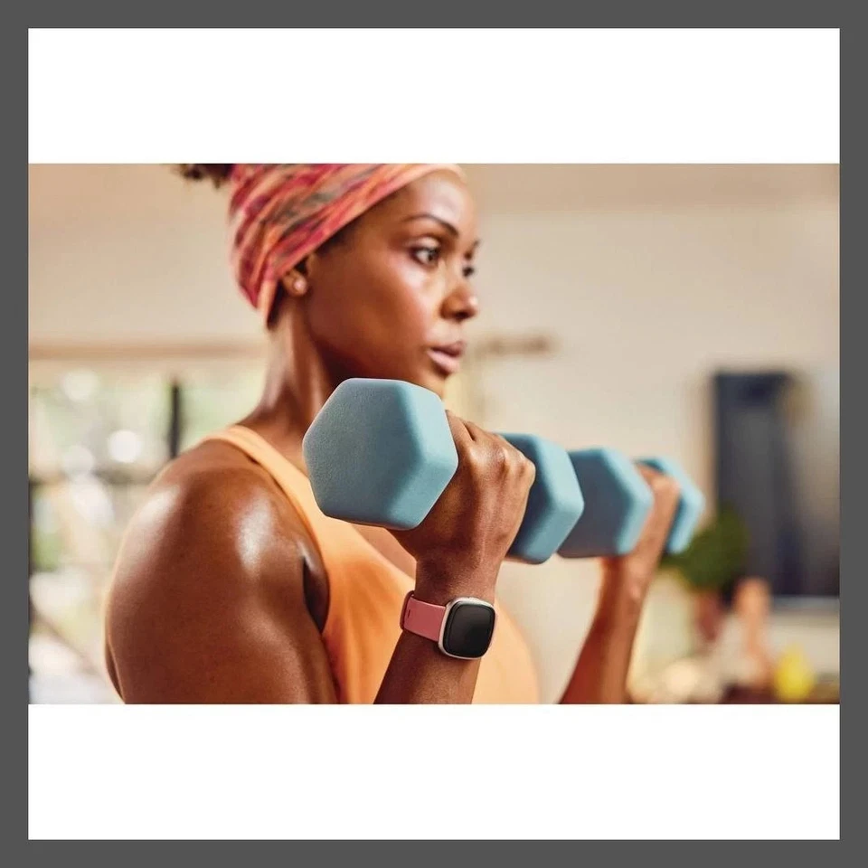 Умные часы Fitbit Versa 4 — медный розовый алюминий с розовым песочным ремешком - Изображение 3 из 4