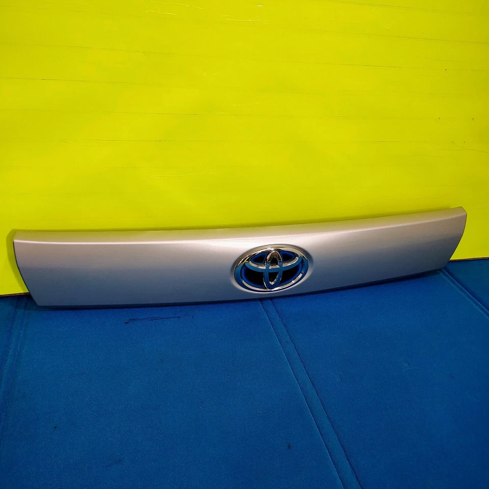 Toyota Prius V 2012-2014 puerta levadiza adorno plata OEM  Foto 3 de 4