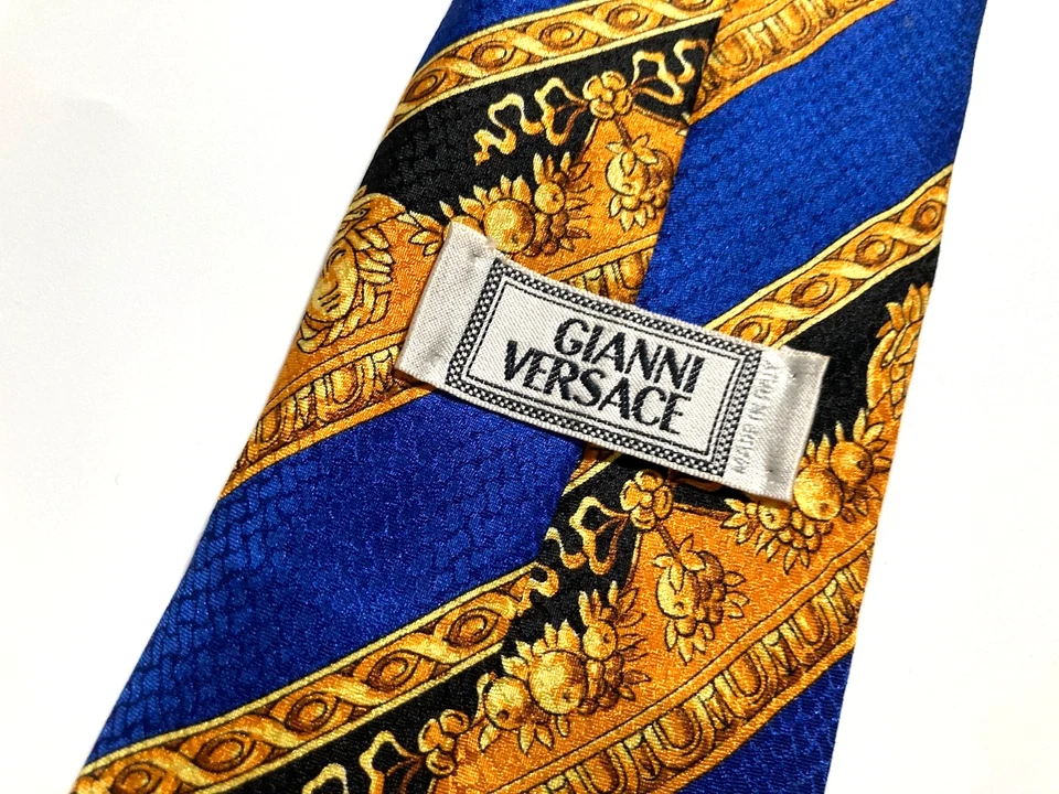 GIANNI VERSACE VINTAGE ANOS 90 MEDUSA GRAVATA LISTRADA BARROCA FRUTAS PONTOS AZUL ITÁLIA - Imagem 2 de 4