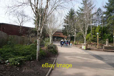 Foto 12x8 Zu den Pools und Dorfmitten Town Head\/NY5825 A crowd of pe c2022