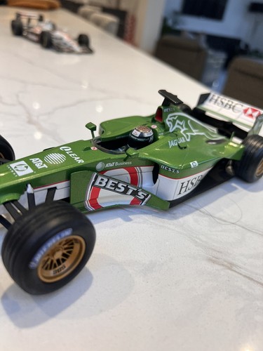 Hotwheels Jaguar R1 Scale 1/18 Eddie Irvine - Picture 3 of 11