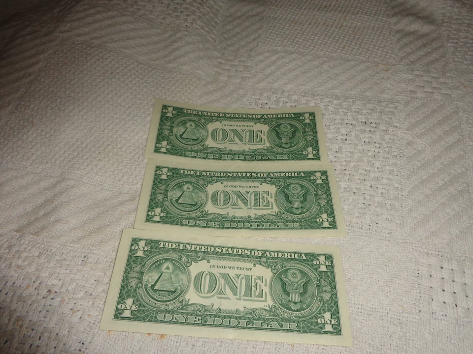 lot of 3 sequential one dollar bills in a series see discription. crisp bills - Image 2 of 2