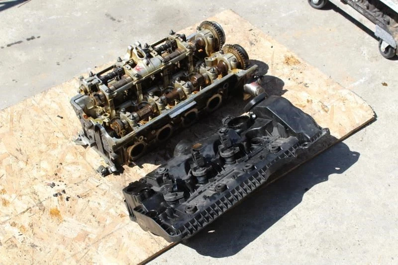 2007 BMW 550i E60 RIGHT PASSENGER SIDE MOTOR ENGINE CYLINDER HEAD 7540320 - Image 3 of 4