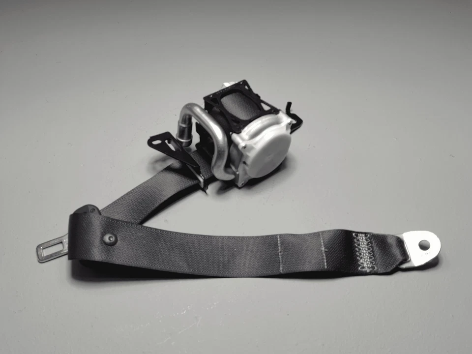 2018 Toyota Camry Rear 2nd Row Passenger Side Seat Belt Seatbelt Retractor OEM - Image 2 of 4